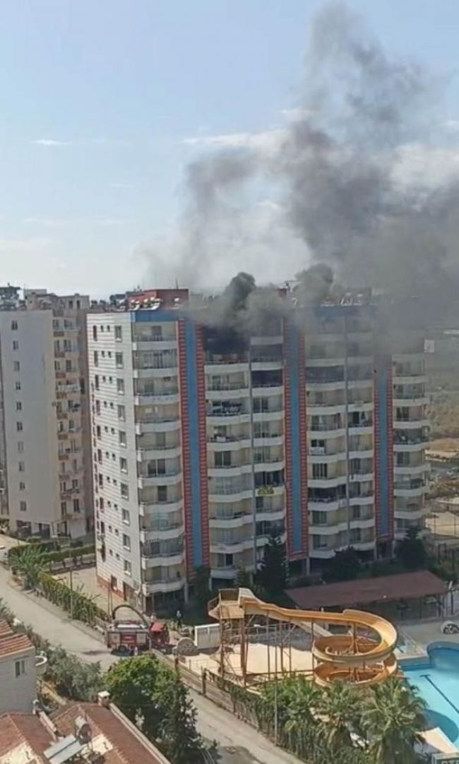 Erdemli'de tatil sitesinde yangın