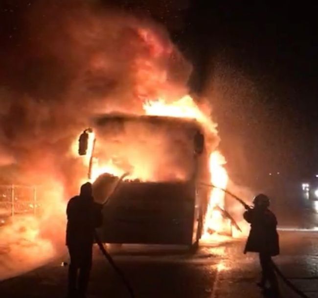 Mersin'de otobüs alev alev yandı