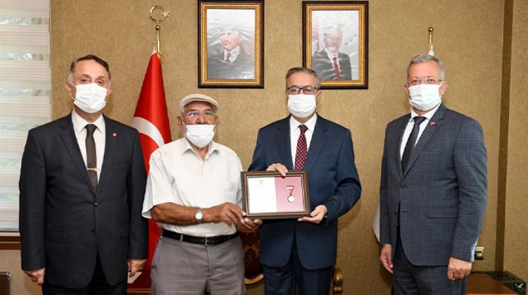 VALİ SU’DAN HAYIRSEVER VATANDAŞA MADALYA VE TAKDİR BELGESİ