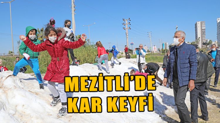 MEZİTLİ’DE ÇOCUKLAR, AYAKLARINA KADAR GELEN KARDA DOYASIYA EĞLENDİ