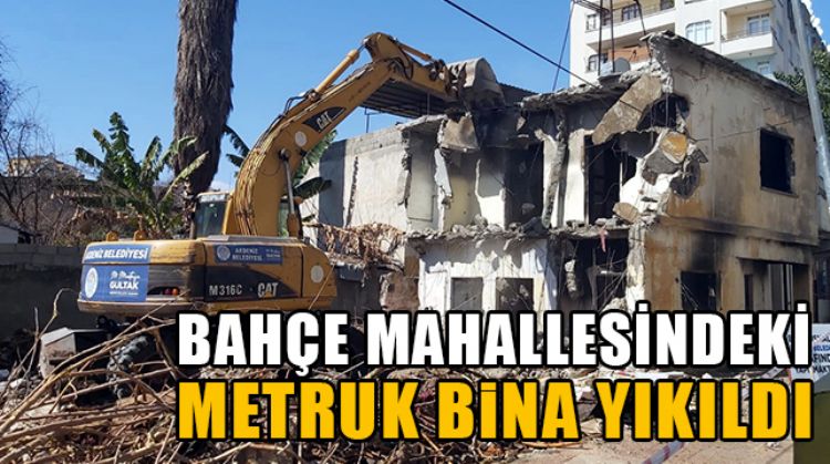 MERSİN’DE 2 KATLI METRUK YAPI KONTROLLÜ ŞEKİLDE YIKILDI
