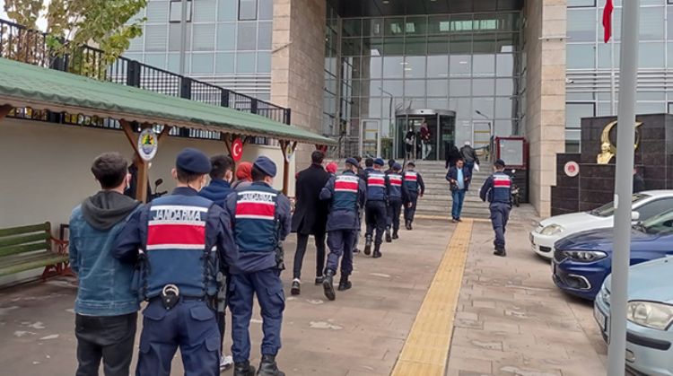 ERDEMLİ’ DE HIRSIZLIK ŞÜPHELİSİ 6 KİŞİ GÖZALTINA ALINDI