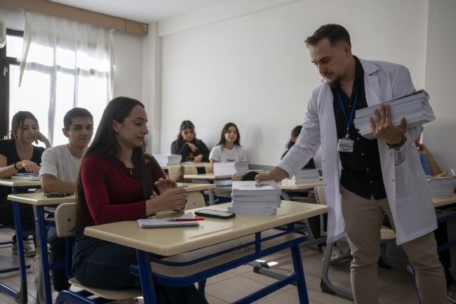 Mersin’de 5 bin öğrenciye ücretsiz kaynak kitap dağıtıldı