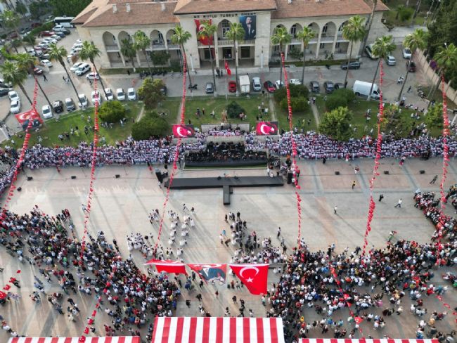Mersin'de '1923 öğrenci 23 Nisan' konseri verdi