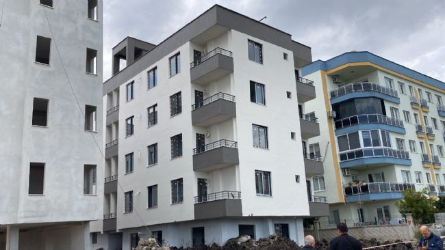 Mersin'de yan yatmaya başlayan bina mühürlendi