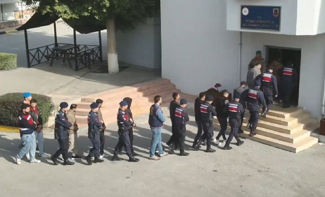 Mersin'de zehir tacirlerine şafak operasyonu: 43 gözaltı, 448 bin sentetik hap ele geçirildi