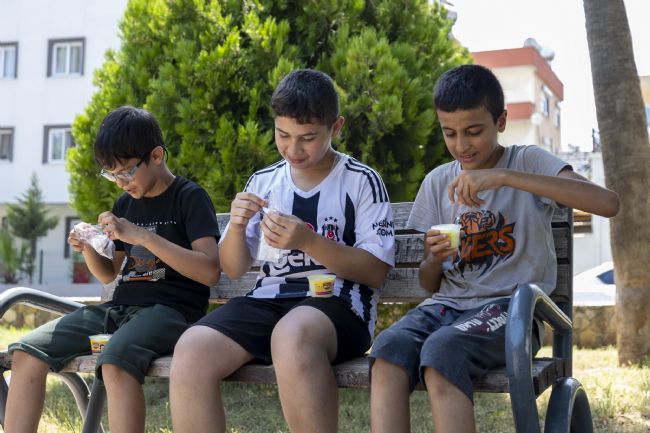 Çocuklar, limonlu dondurma ile serinliyor