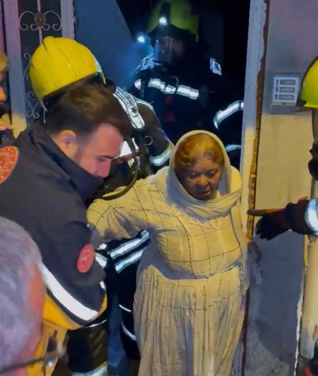Mersin'de Ev Yangını: Mahsur Kalanlar İtfaiye Eri Tarafından Kurtarıldı