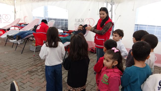 Mersin'de kan veren itfaiye erleri öğrencilerden alkış aldı