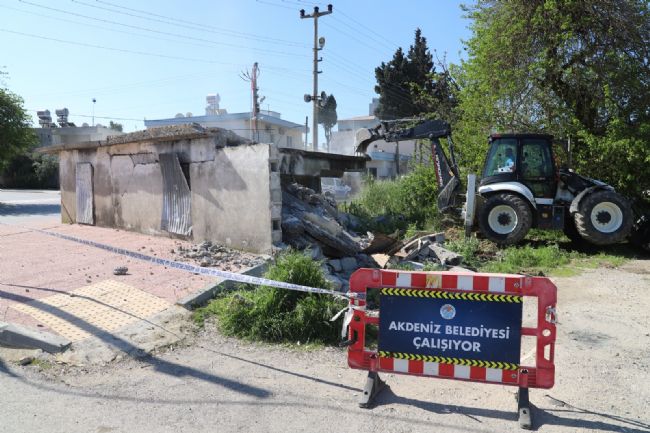 AKDENİZ’DE CAN GÜVENLİĞİ İÇİN RİSK OLUŞTURAN ESKİ YAPILAR YIKILIYOR