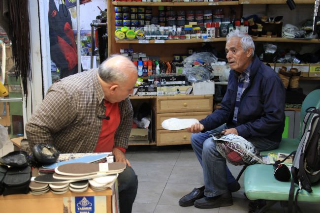 Ayakkabı tamircileri çırak bulmakta zorlanıyor