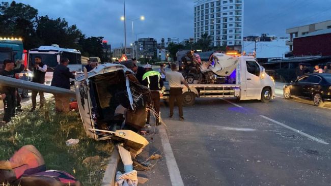 Erdemli'de feci kaza: Otomobil ikiye bölündü