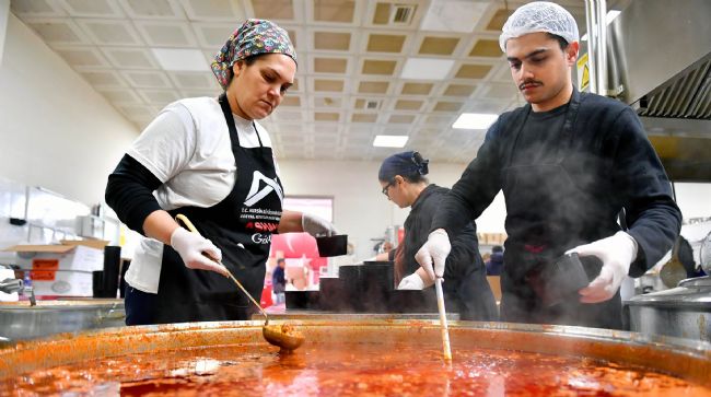MERSİN BÜYÜKŞEHİR BELEDİYESİ 10 BİN 800 KİŞİLİK YEMEĞİ DEPREMZEDELERE ULAŞTIRDI
