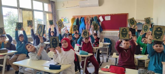 Anamur’da öğrencilere Kur’an-ı Kerim hediye edildi