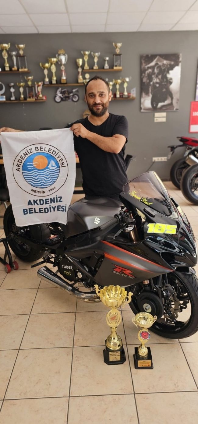 MERSİNLİ SPORCU ÇİFTE KUPAYLA DÖNDÜ