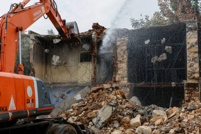 Yenişehir’de Metruk Binaların Yıkımı Devam Ediyor