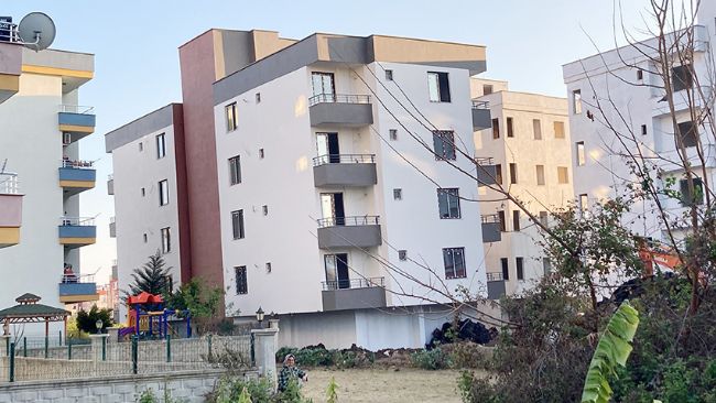 Mersin'de 4 katlı yeni bina yan yatmaya başladı