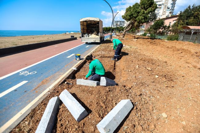 MEZİTLİ’DE PARKLAR YENİLENİYOR