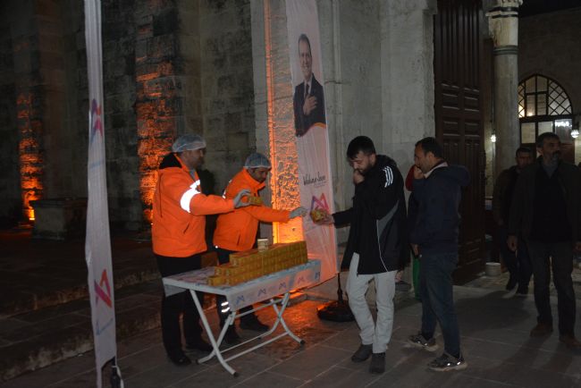 Mersin’de Regaip Kandilinde 15 bin kandil simidi dağıtıldı