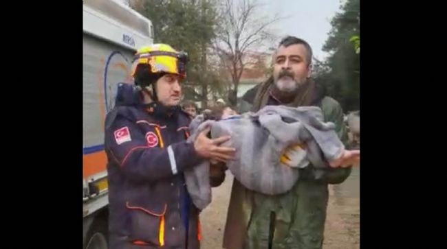TOROSLAR BELEDİYESİ EKİPLERİ, KIRIKHAN’DA KÜÇÜK ÇOCUĞU ENKAZDAN SAĞ OLARAK KURTARDI
