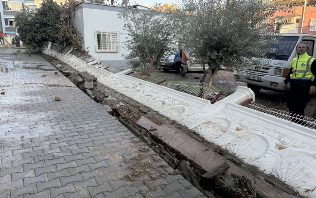 Su basan sitenin istinat duvarı yıkıldı