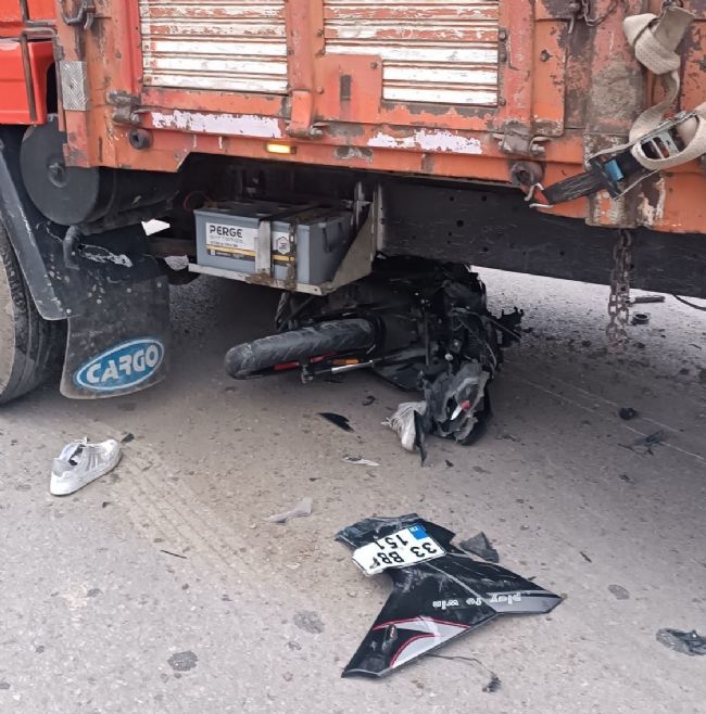 Motosiklet kamyonun altına girdi, savrulan sürücü ağır yaralandı