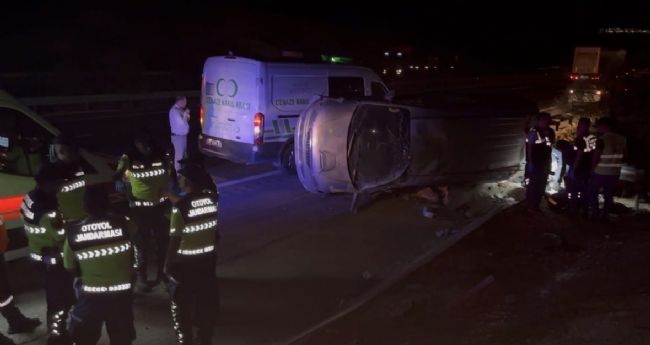 Lastiği patlayan minibüs taklalar atarak devrildi: 2 ölü, 8 yaralı!