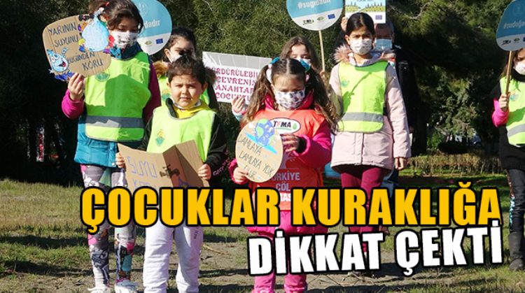 ERDEMLİ’DE ÇOCUKLAR KURAKLIĞA DİKKAT ÇEKMEK İÇİN PANKARTLARLA YÜRÜDÜ