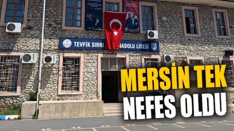 İSTİKLAL MARŞI OKUNURKEN MERSİN’DEN KATILIM YOĞUN OLDU