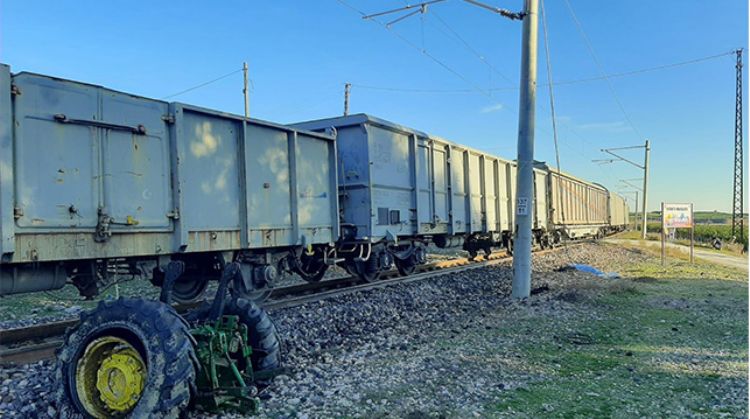 MERSİN’DE YÜK TRENİNİN TRAKTÖRE ÇARPMASI SONUCU 1 KİŞİ HAYATINI KAYBETTİ