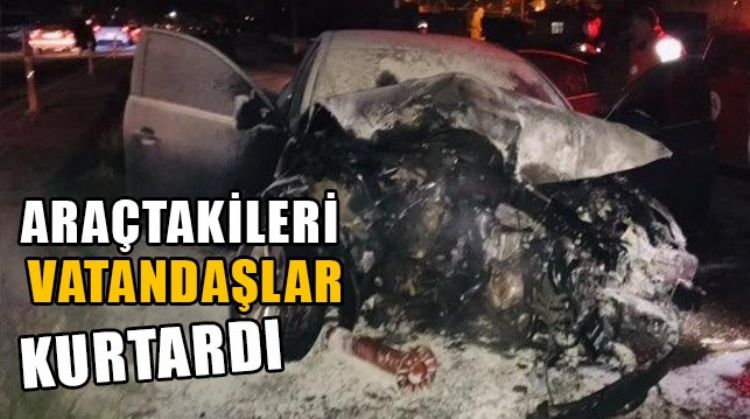 TARSUS’TA KAZA YAPARAK ALEV ALAN ARAÇTAKİLERİN YARDIMINA VATANDAŞLAR KOŞTU