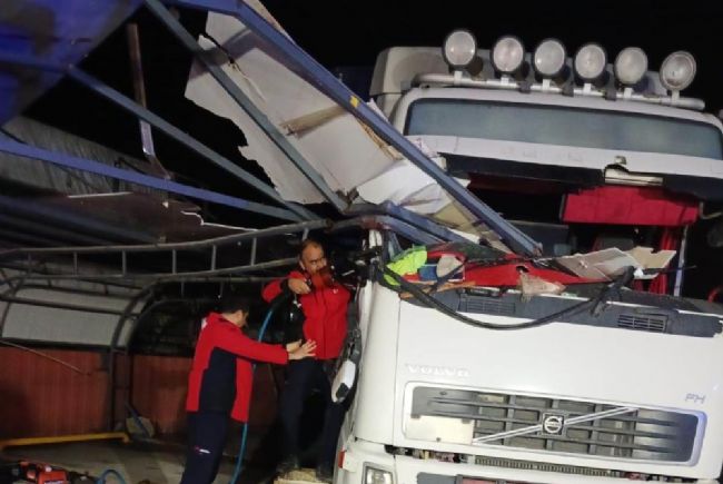 Demir Korkuluk, Tırın Şoför Kabinine Saplandı