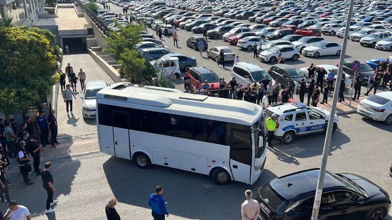 MERSİN'DEKİ OPERASYONDA TUTUKLANAN VAHAP SEÇER'İNDE ARALARINDA OLDUĞU 34 ŞÜPHELİ CEZAEVİNE GÖNDERİLDİ