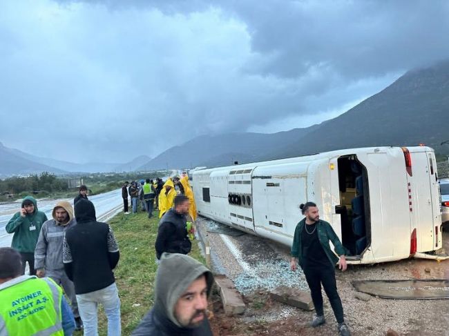 Mersin’de işçi servisi kaza yaptı: 23 yaralı