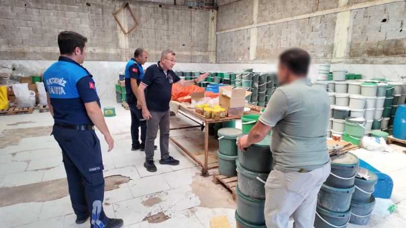 Mersin'de sağlıksız şartlarda üretilen tonlarca turşuya el konuldu