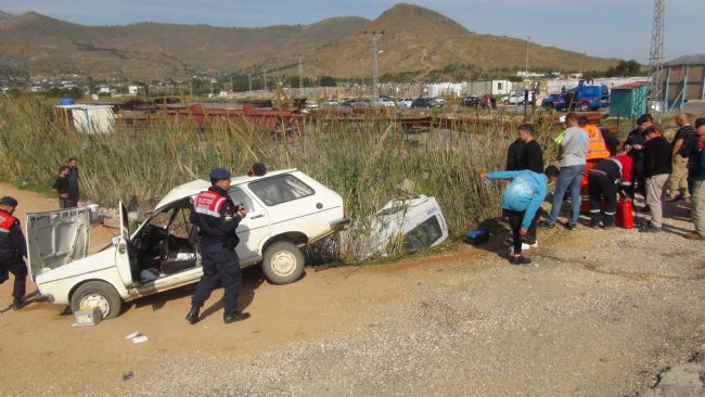 Mersin'de yolcu minibüsü ile otomobil çarpıştı: 1 ölü, 13 yaralı