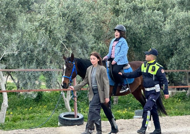 Otizmli çocuklara atla terapi desteği