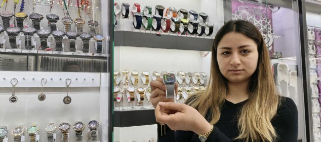 BİRİNİ SATIN ALDI, DİĞERİNİ ÇALDI: O ANLAR KAMERADA