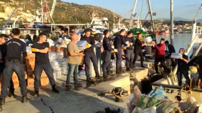 BALIKÇILAR, FIRTINAYA RAĞMEN YARDIMLARI DEPREM BÖLGESİNE ULAŞTIRDI