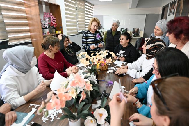 MERSİN BÜYÜKŞEHİR’İN MERCEK KURSLARINDA KADINLAR ÜRETTİKÇE KAZANIYOR