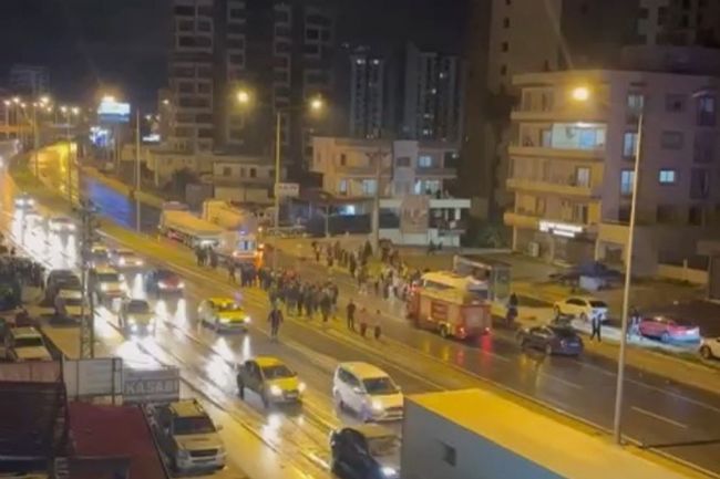 Mersin'de tırlar çarpıştı: 2 yaralı