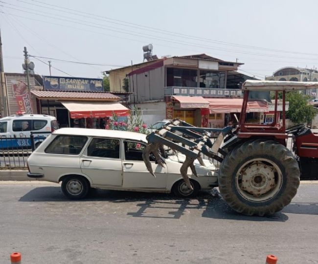 Tarsus'ta otomobil traktöre arkadan çarptı: 2 yaralı