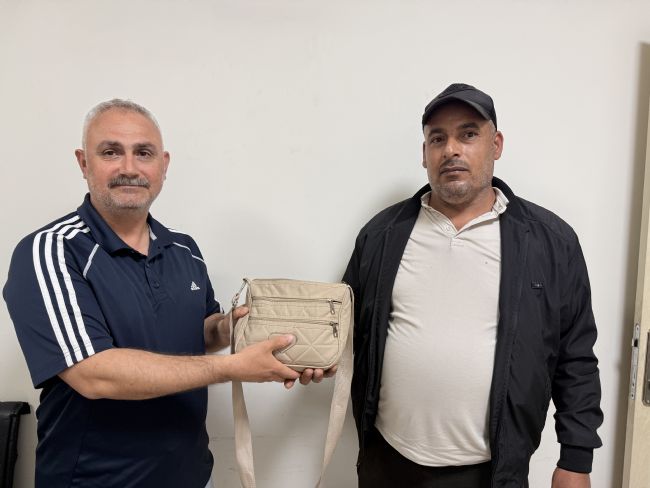 Emekli polis bulduğu içinde 250 bin TL'lik döviz olan çantayı sahibine teslim etti