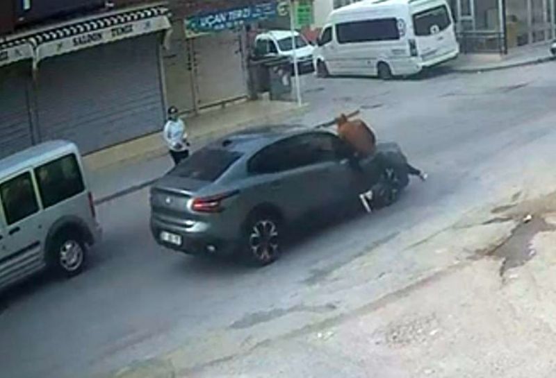 EL SALLAYIP KARŞIYA GEÇMEK İSTERKEN OTOMOBİL ÇARPTI