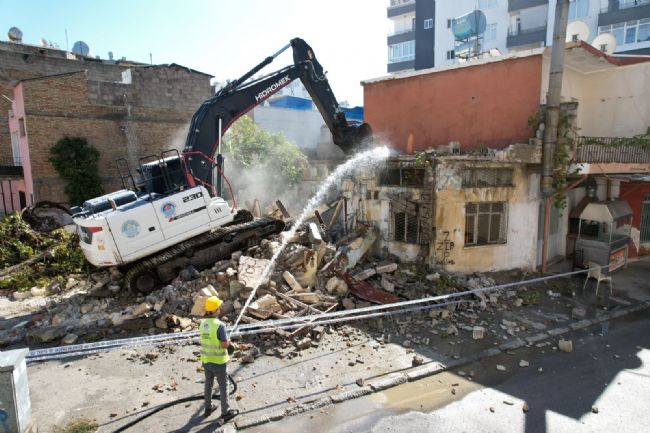 Akdeniz'de metruk yapılarla mücadele sürüyor
