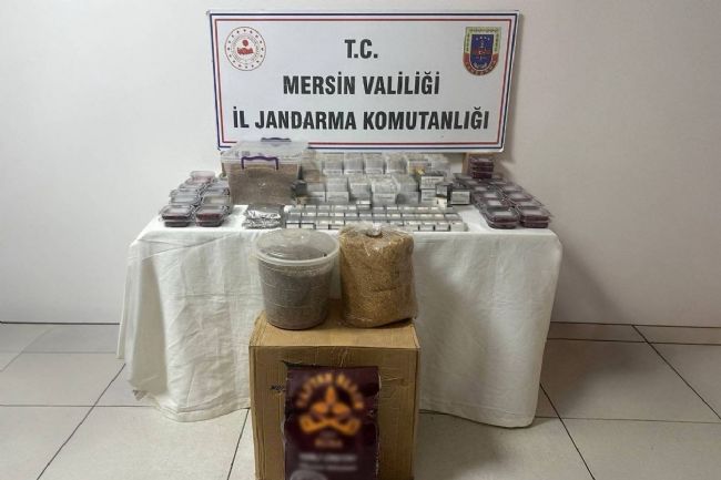 Mersin'de 2 şüpheli binlerce kaçak makaronla yakalandı