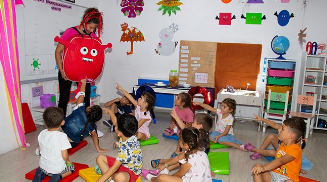 KREŞ ÖĞRENCİLERİ DENEY YAPARAK HEM EĞLENDİ HEM DE ÖĞRENDİLER