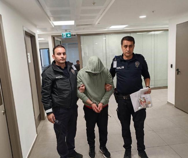 Aranan Şahıs Sahte Pasaportla Yakalandı