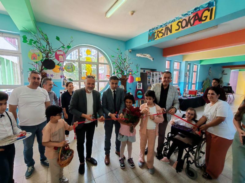 ’AYNI GÖKYÜZÜNÜN FARKLI YILDIZLARIYIZ’ SERGİSİ BÜYÜK BEĞENİ TOPLADI