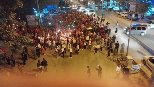 Mersin’de 29 Ekim Cumhuriyet Bayramı’nda fener alayına binlerce vatandaş katıldı